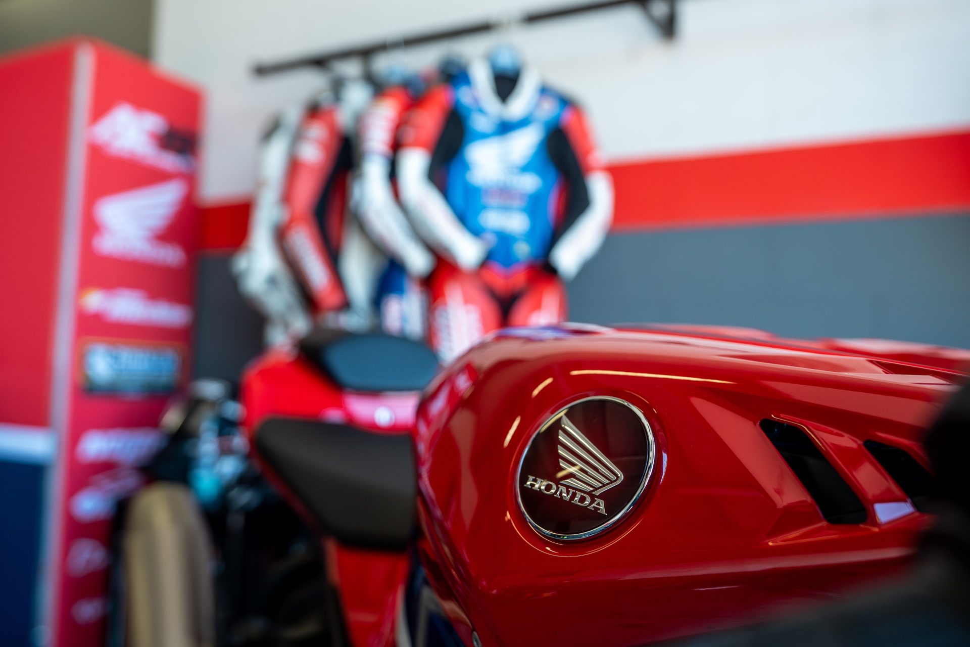 Moto Honda rossa e tute racing durante una giornata AC19 Safe School