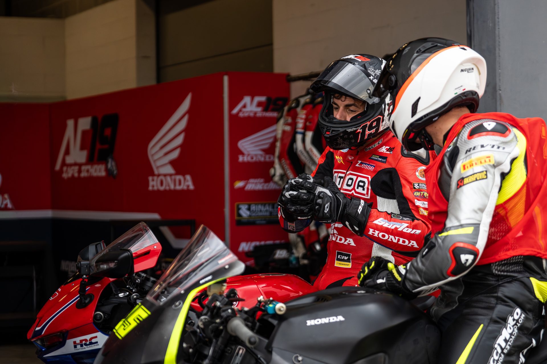 Piloti AC19 Safe School in circuito
