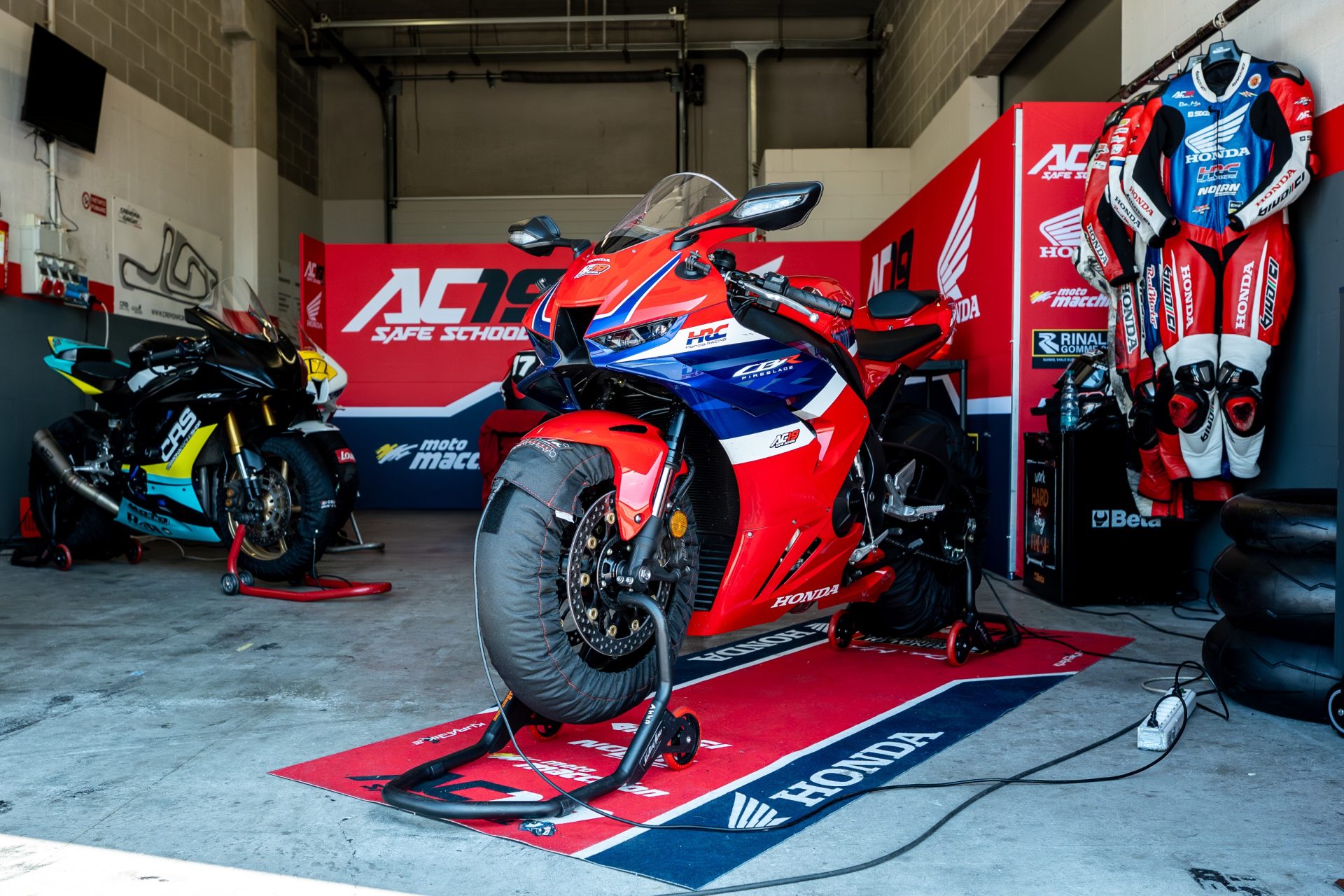 Moto ed equipaggiamento disponibili per le giornate AC19 Safe School